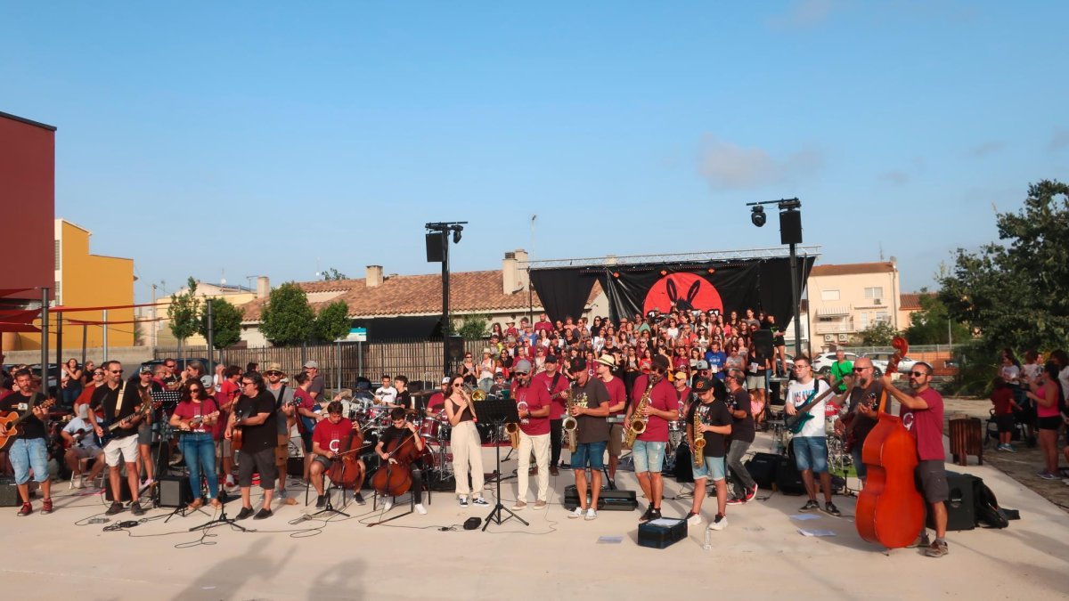 L’escenari, davant del Centre de Llorenç del Penedès, ple de gom a gom.
