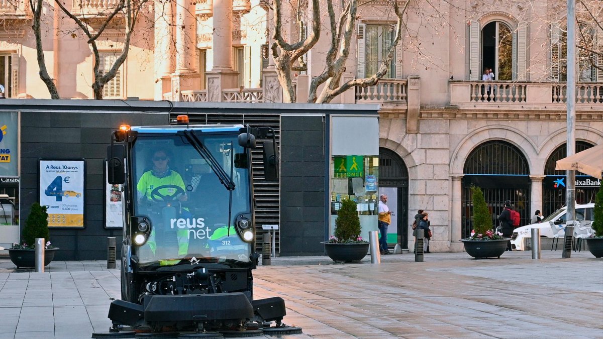 Una máquina barredora de la contrata Reus Net, poniendo al día la plaza de la Llibertat, ayer.