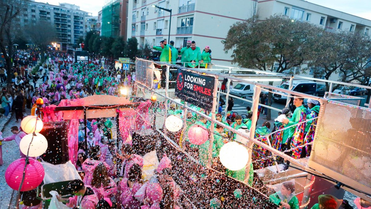 Una quincena de comparsas han renovado ya su carroza para lucirla por primera vez este año en las calles de Reus.