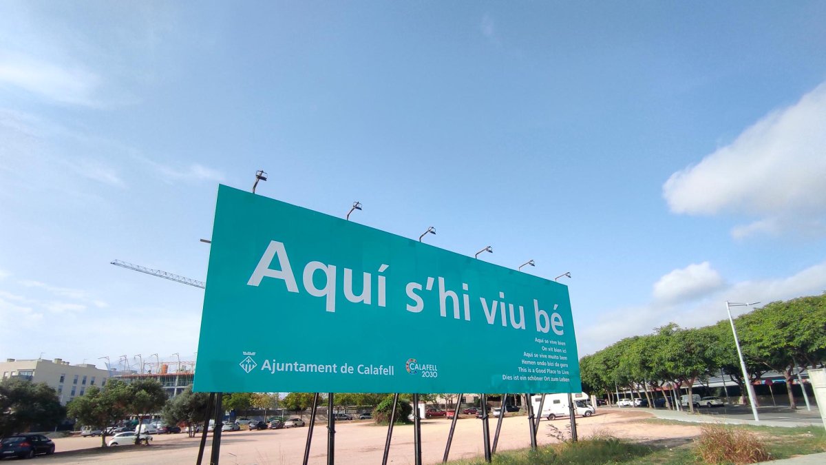Un cartel de bienvenida a la entrada del núcleo de la playa de Calafel.