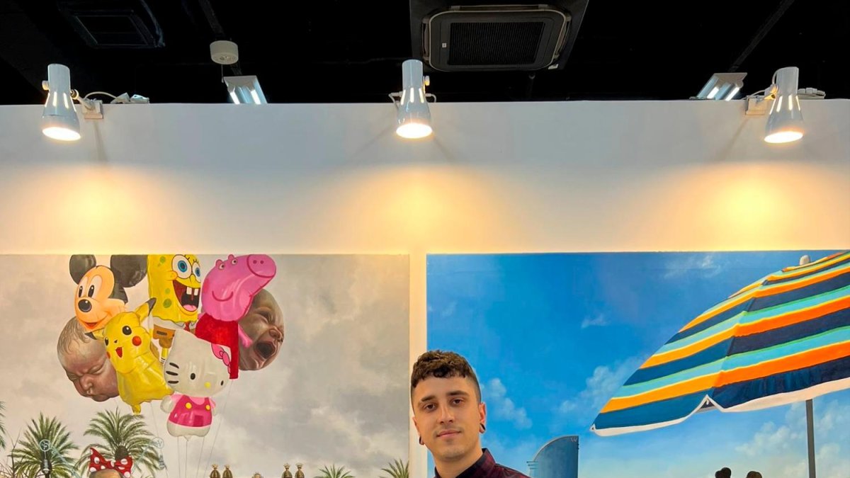Albert Bonet posa con el premio a mejor artista que recibió en el Tokio Art Prize 2023.