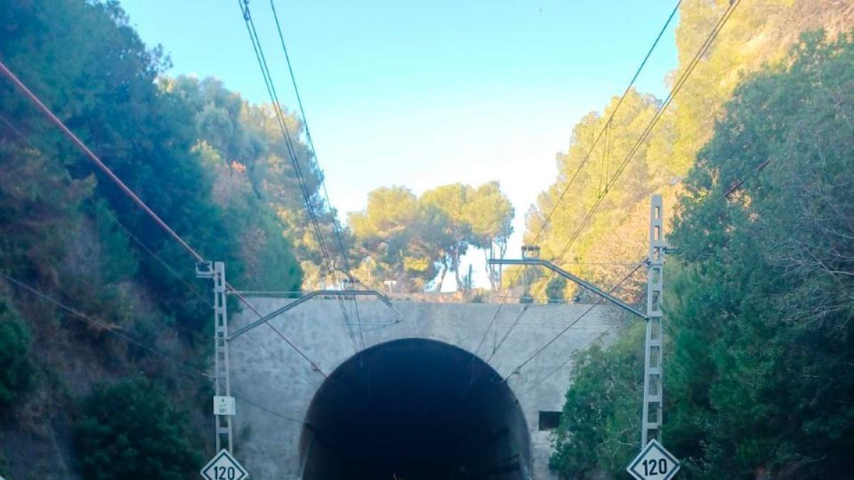 El túnel ferroviario a su paso por Roda de Berà.