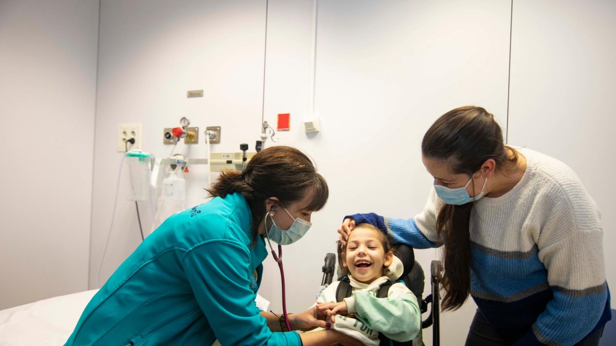 Álvarez, junto a Emma y su madre.