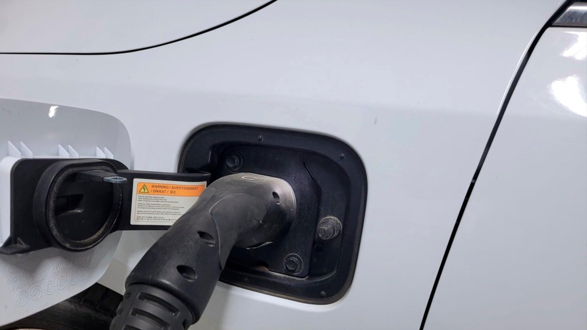 Un cargador de un vehículo eléctrico.