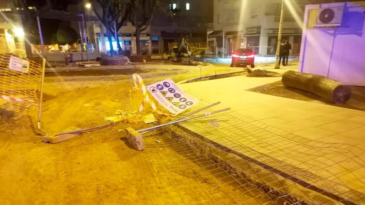 El conductor impactó con un coche y luego rompió las vallas hasta terminar en la plaza en obras.