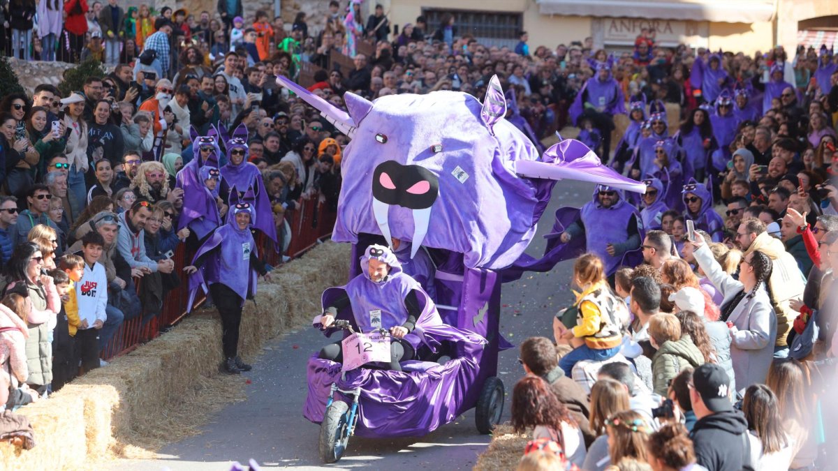 Un grupo vestido de murciélagos llegando a la vuelta de la bajada. Participaron 18 ‘andròmines’ y más de 250 personas.