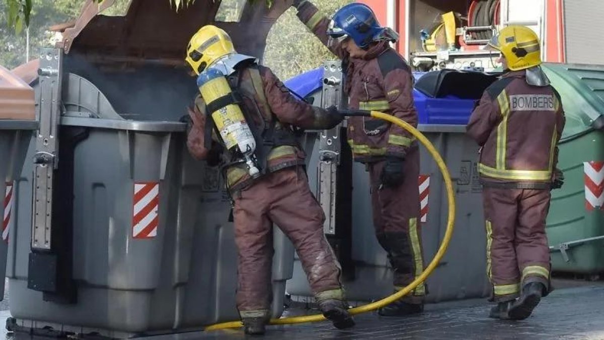 Imagen de archivo de contenedores quemados hace unos meses en la ciudad de Tarragona.