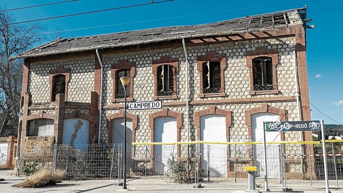 L’estació de Campredó, tancada i amb la teulada afectada.