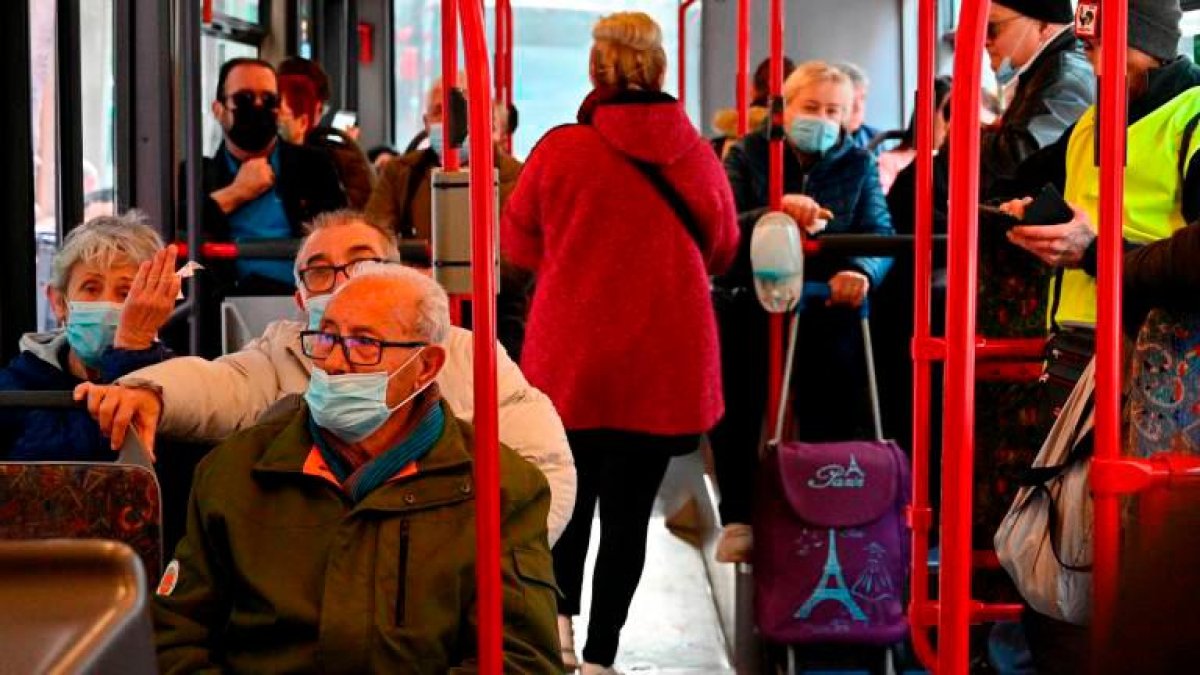 Se defiende continuar con el uso de mascarillas en diferentes zonas públicas.