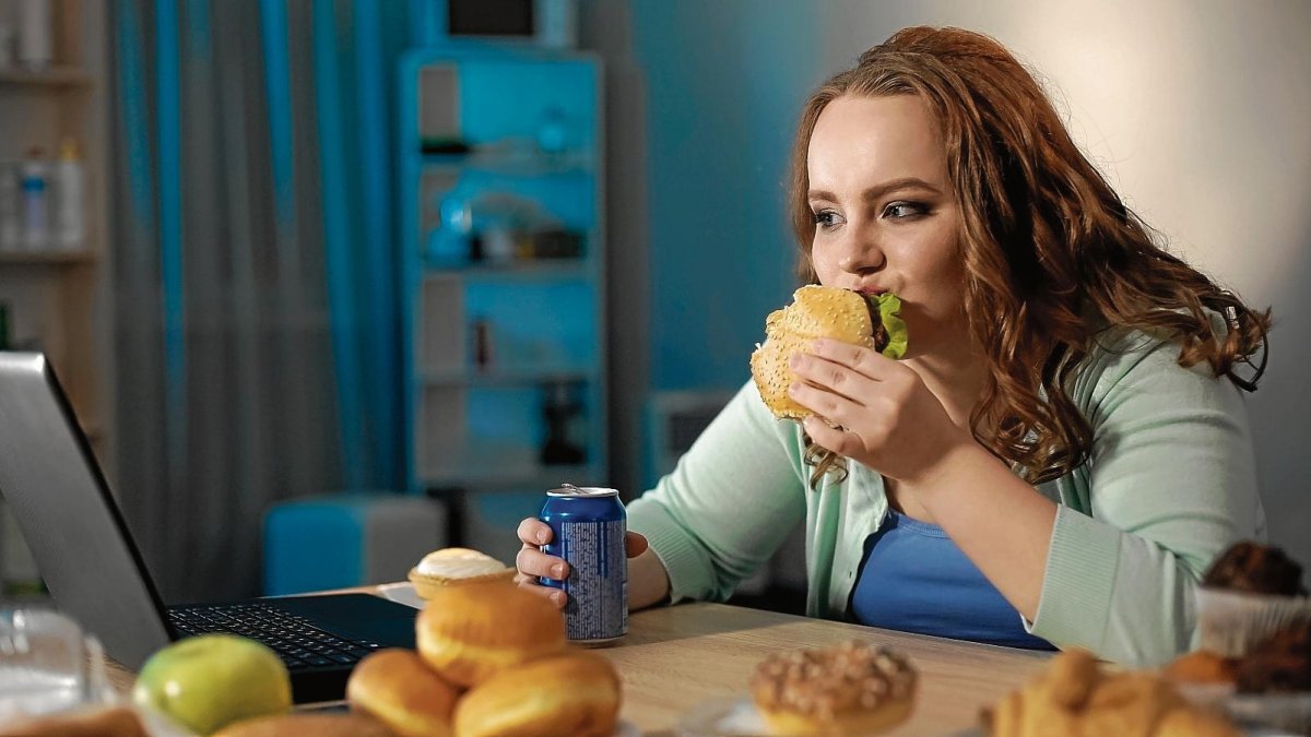 El consumo de alimentos procesados aumenta la obesidad.