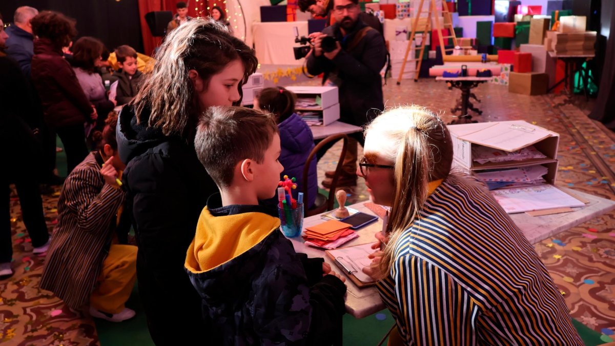 Els infants creant les seves cartes a la Fàbrica de les Il·lusions.