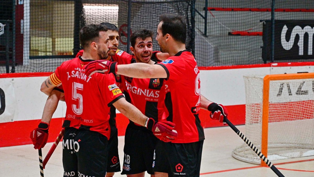 Los jugadores del Reus celebran uno de los goles en el derbi.