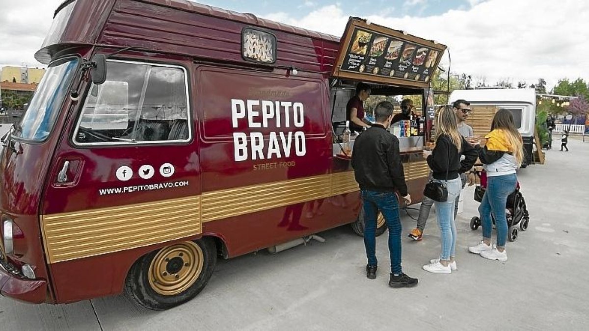 Una de les camionetes amb menjar, en una anterior edició de la fira.