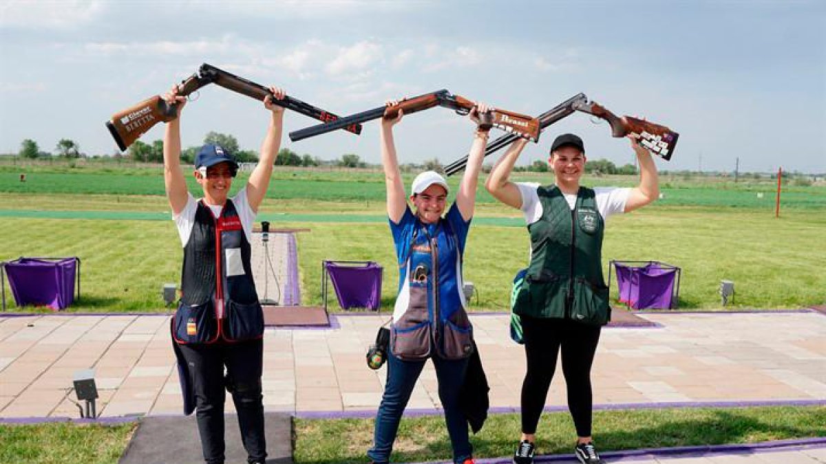 Mar Molné, en el centro, celebra su triunfo en la prueba de trap de la Copa del Mundo de Almaty (Kazajistán).