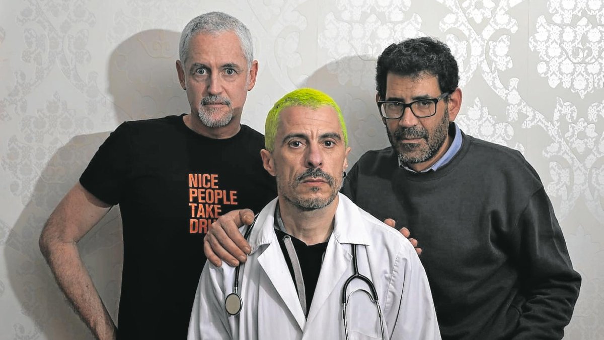 Los escritores José Ángel Mañas y Jordi Ledesma junto al doctor Fernando Caudevilla.