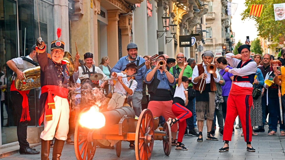 El Canó de les Festes va tornar a disparar canonades pels carrers del centre.
