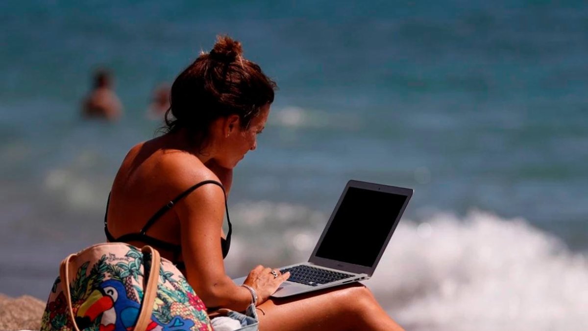 Los delincuentes informáticos envían un mensaje a través de cualquier plataforma con cualquier excusa, si puede ser adaptada al momento, para animar a pinchar en un enlace.