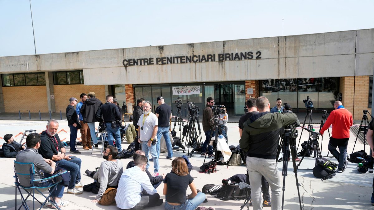 Numerosos periodistas esperan ante la entrada de la cárcel Brians 2 mientras el exjugador del Barça Dani Alves se afana por reunir entre su entorno el millón de euros que la Audiencia de Barcelona le ha impuesto como fianza.