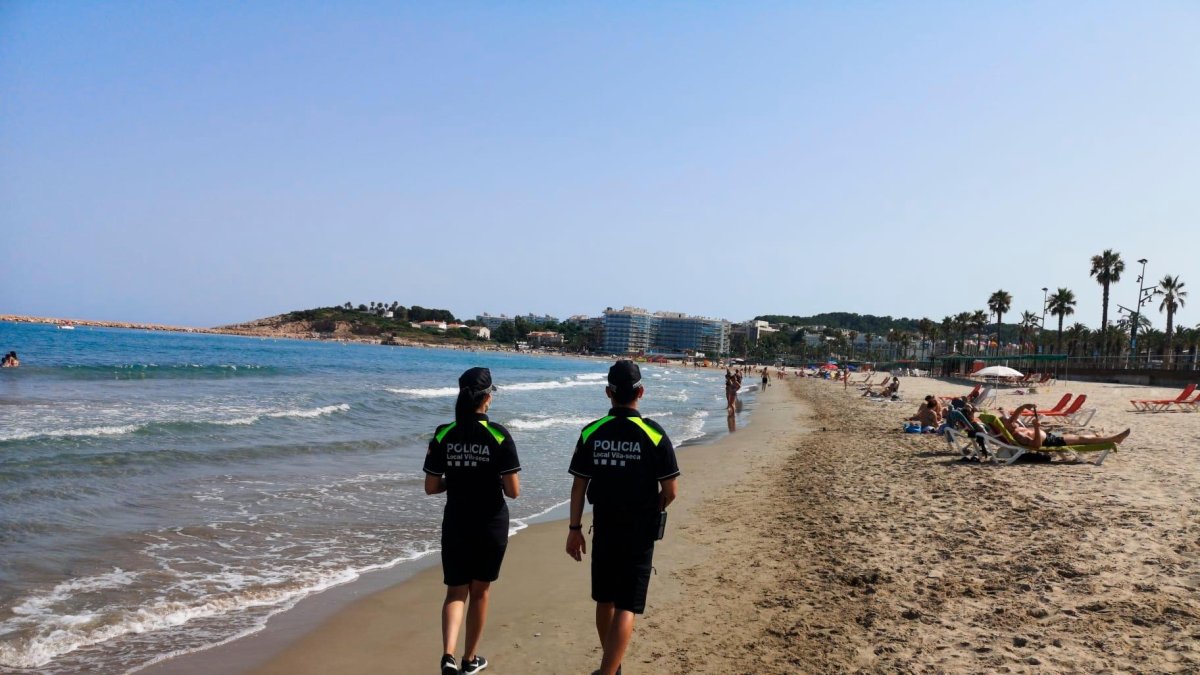 Dos agente interinos de la Policía Local de Vila-seca patrullan por la playa de La Pineda, en una imagen de archivo.