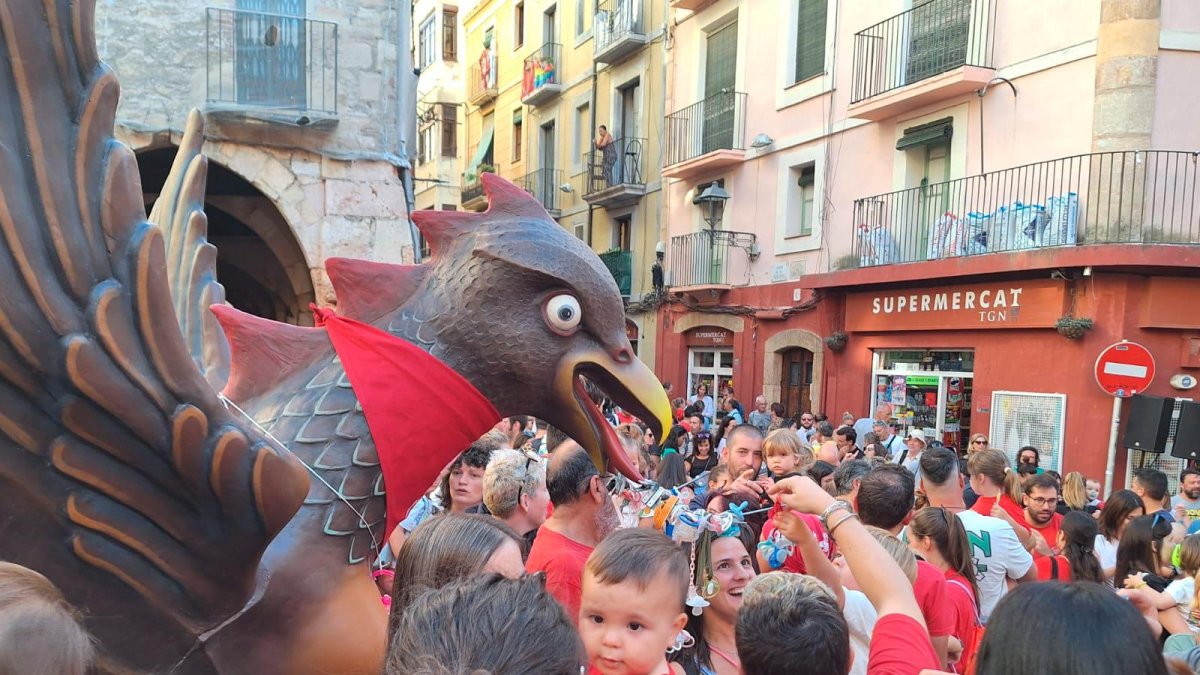 Los niños rodean a la Víbria.