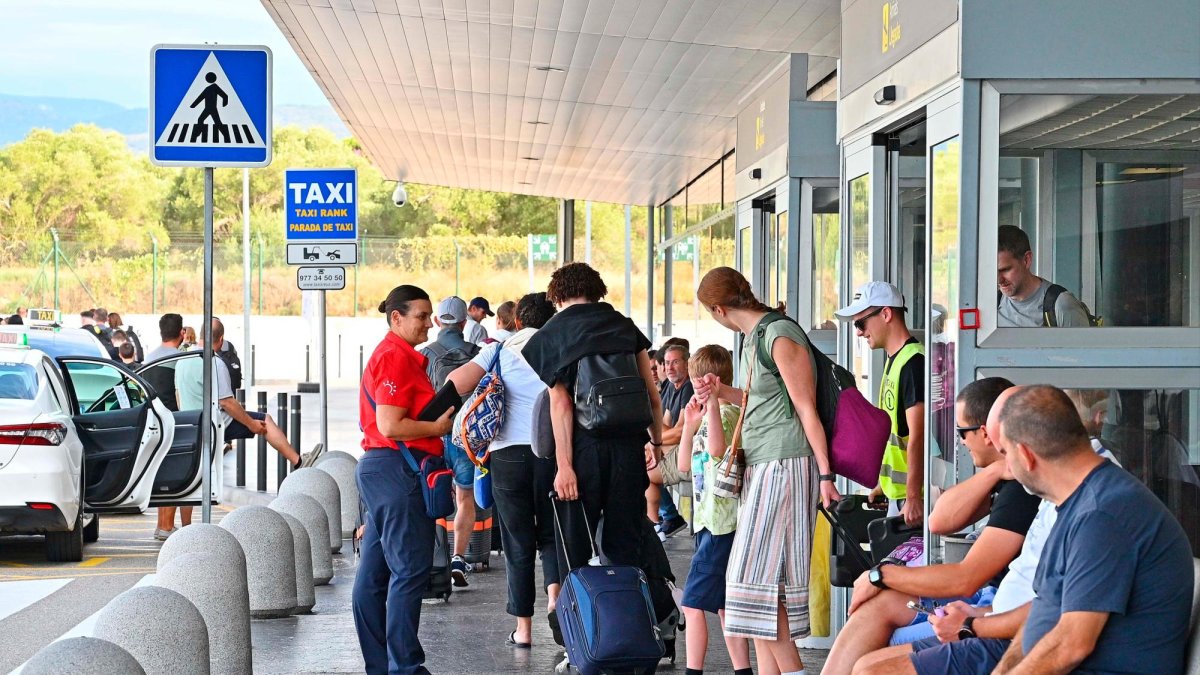 Pasajeros en la zona de llegadas del Aeropuerto de Reus, este año.