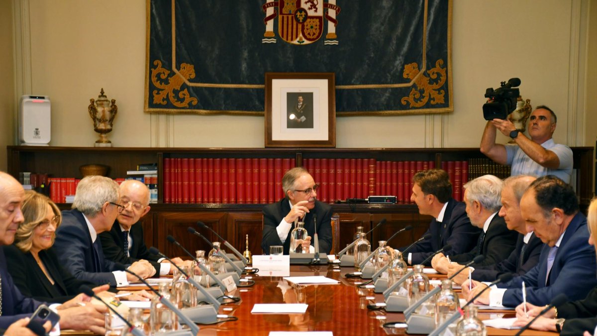 Cada uno de los dos candidatos, los que ayer concitaron más apoyos, han conseguido 10 votos de entre los veinte vocales.