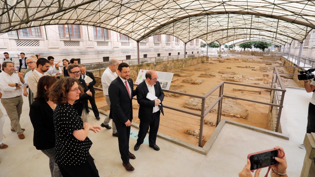 Visita del ministro de Cultura en funciones, Miquel Iceta, a la Necròpolis.