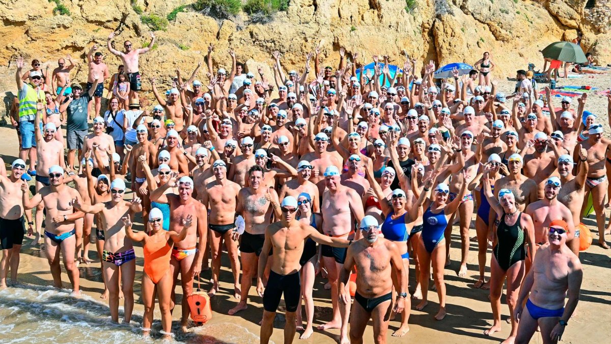 Los participantes en la travesía de natación de La Móra.