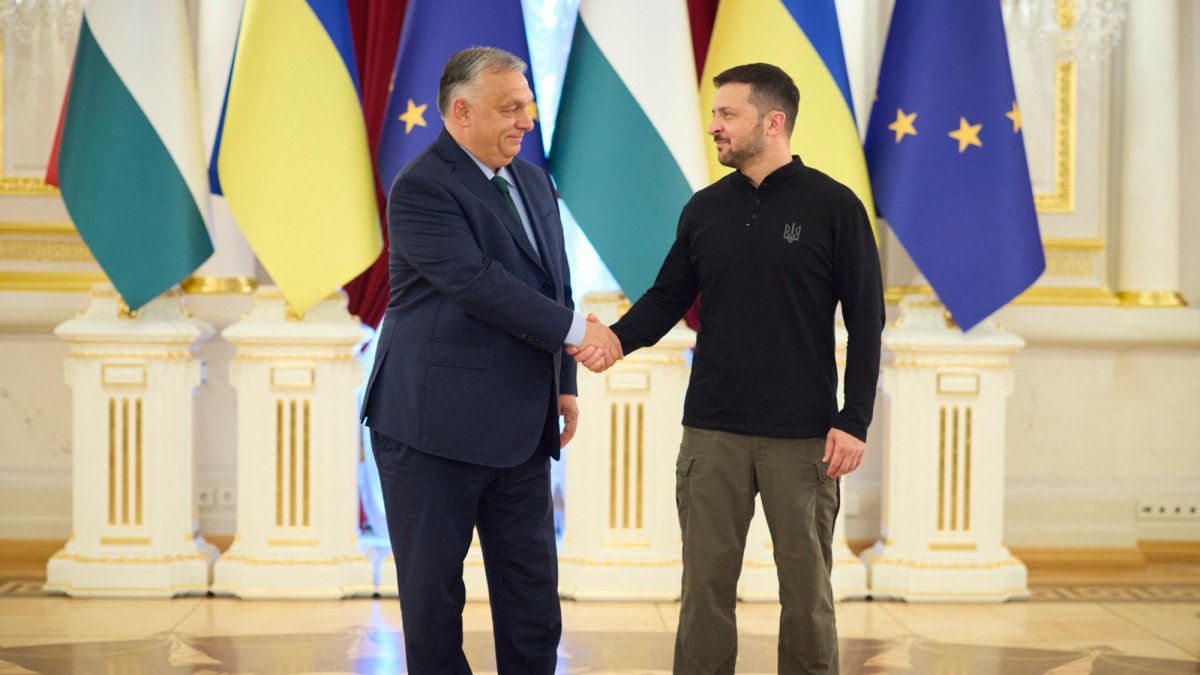 El primer ministro de Hungría, Víktor Orbán, acompañado del presidente de Ucrania, Volodímir Zelenski.