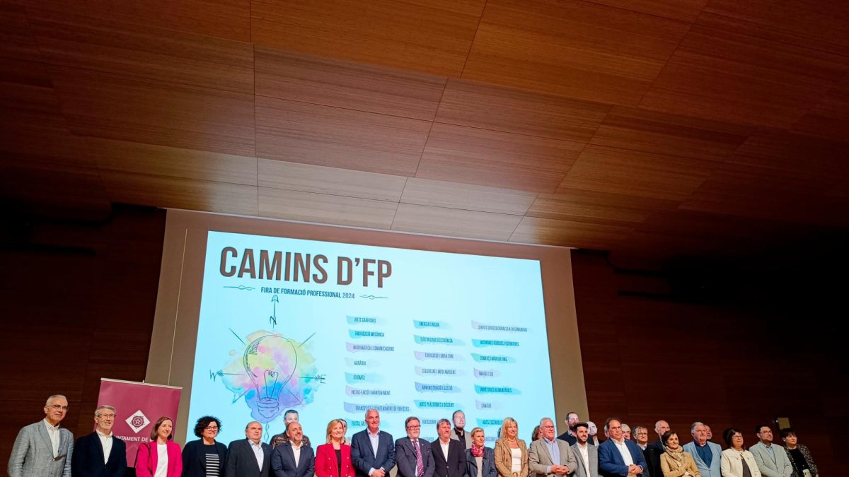 Las autoridades, durante la presentación.