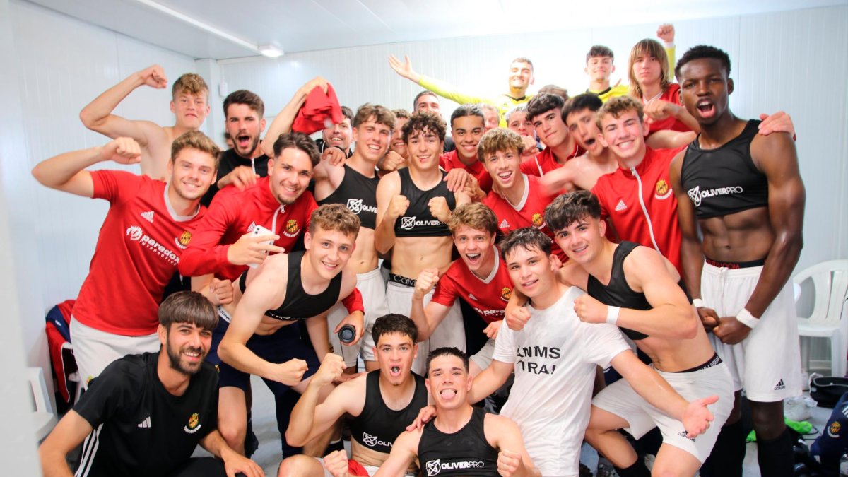 Los jugadores del Juvenil A del Nàstic celebran el ascenso conseguido en el vestuario.