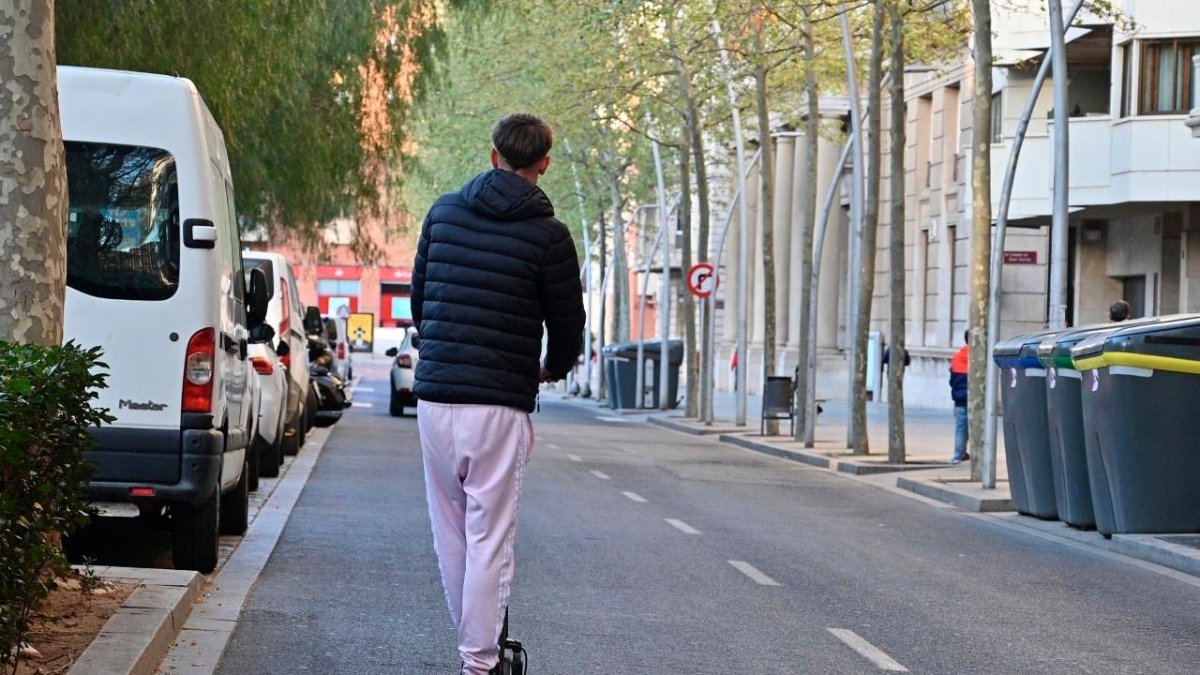 Imagen de archivo de un joven en patinete eléctrico.