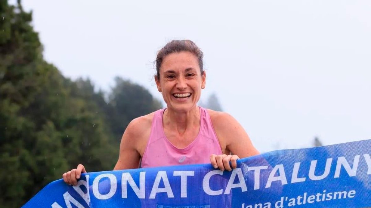 Núria Gil, entrando en meta.