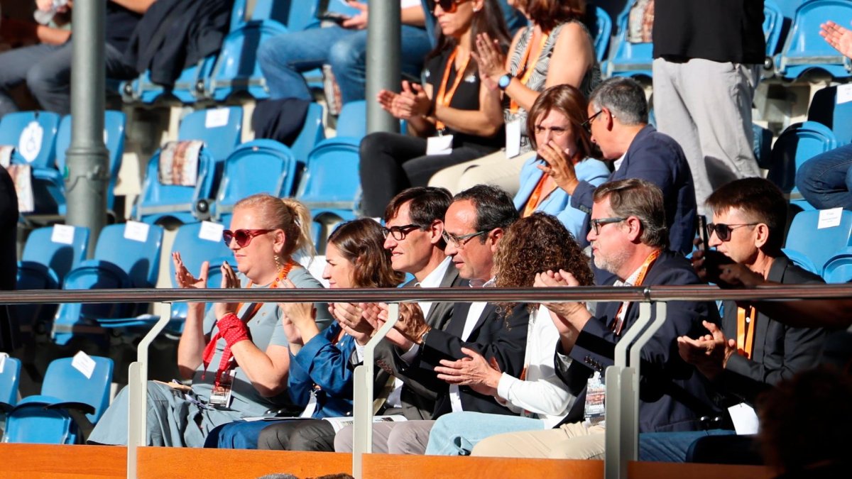 La primera línea del palco presidencial de autoridades, con el president de la Generalitat, Salvador Illa (PSC), tercero por la izquierda.
