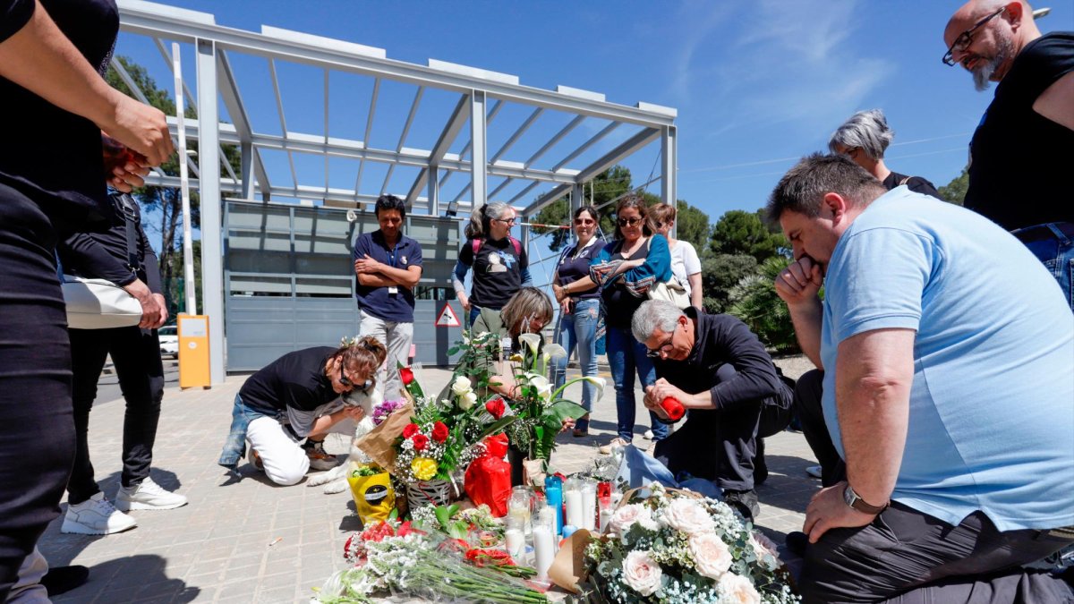Uno de los homenajes realizados a las puertas de Mas d’Enric en honor a Núria López, la cocinera asesinada por un interno el 13 de marzo.