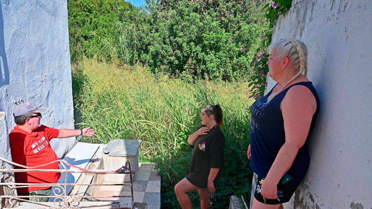 Uno de los vecinos cuya casa da al barranco, quejándose.