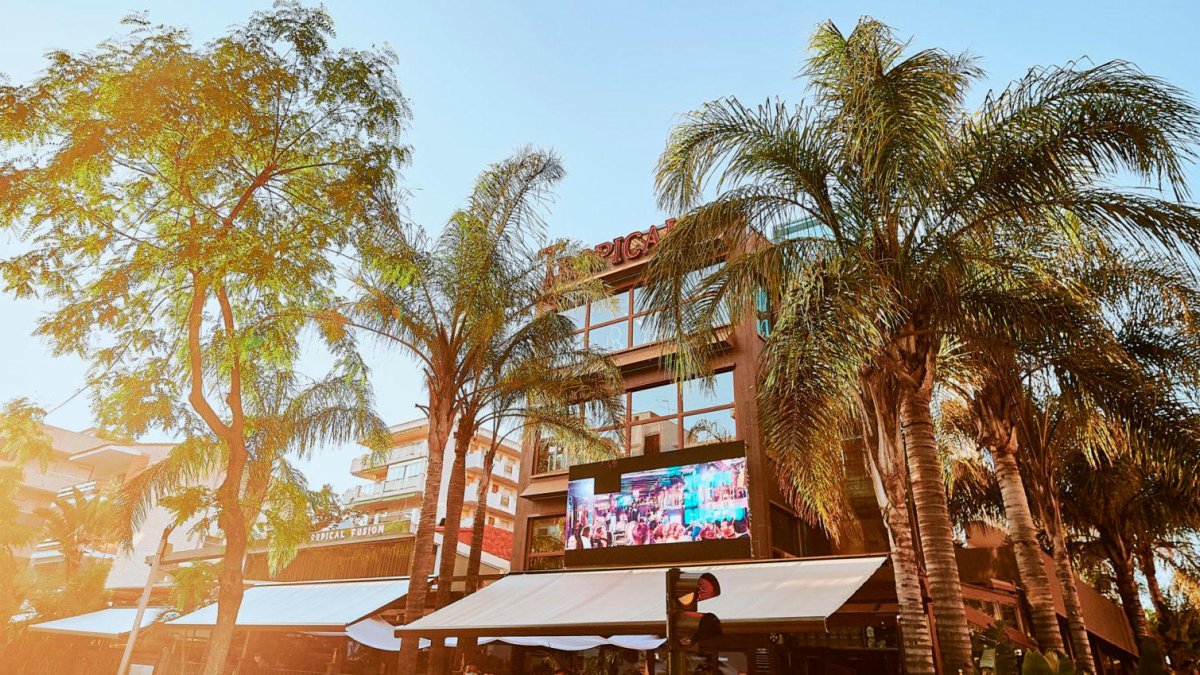La discoteca Tropical Salou se encuentra en la esquina entre las calles Carles Buïgas y Murillo.