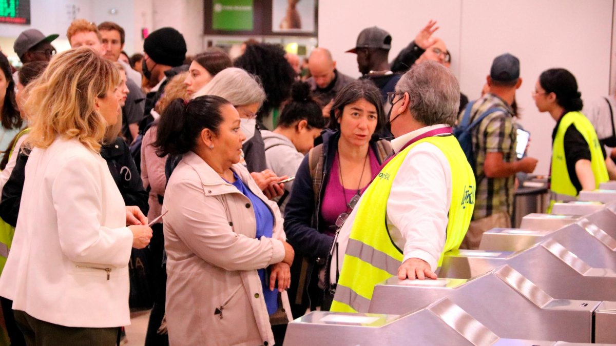 Usuarios en la estación de Sans en Barcelona.