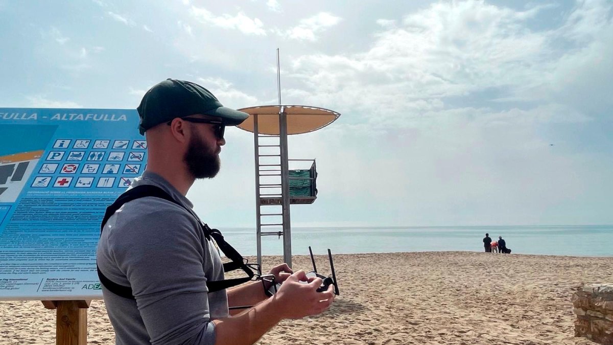 Un operador probando el dron.