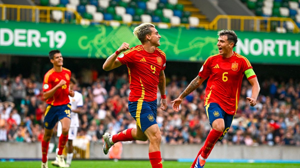 Iker Bravo celebra su gol junto al tarraconense Gerard Hernández.