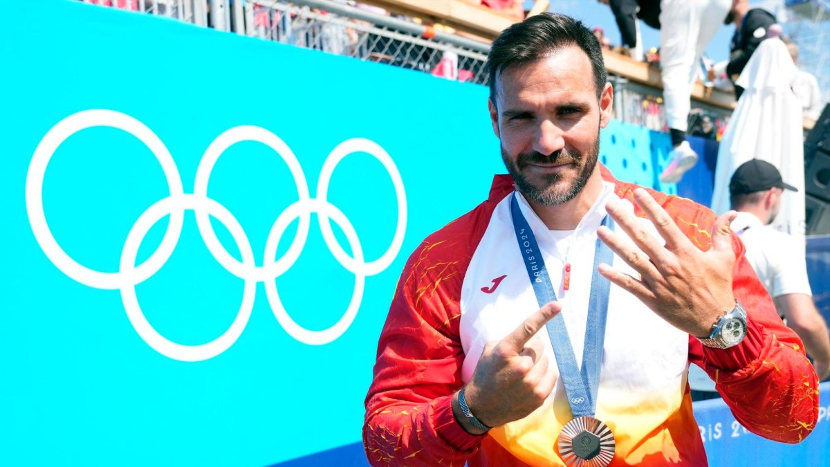 Saúl Craviotto hace el seis con sus dedos, el gesto que representa el número de medallas olímpicas que suma.