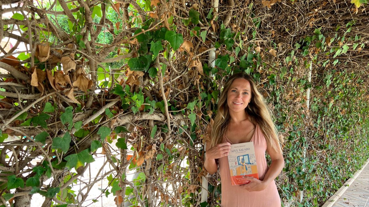 Marta Simonet, en Mallorca, con su primera novela, titulada ‘Azul salado’.