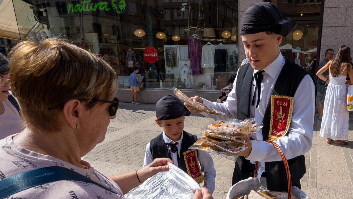 L’hereu major, Leo Galán i l’hereu infantil, Arnau March, durant el repartiment del típic panoli pels carrers de la ciutat.