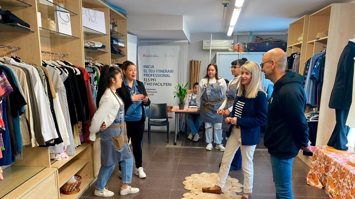 La tienda de ropa de segunda mano se inauguró el mes pasado.