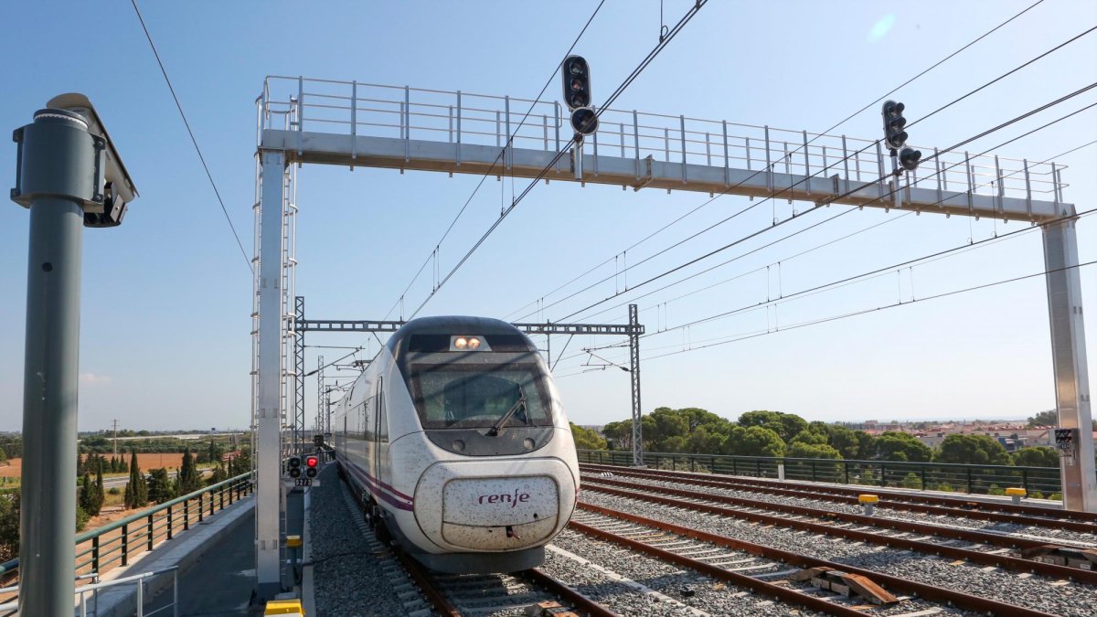 Un tren a su paso por la estación de Cambrils.