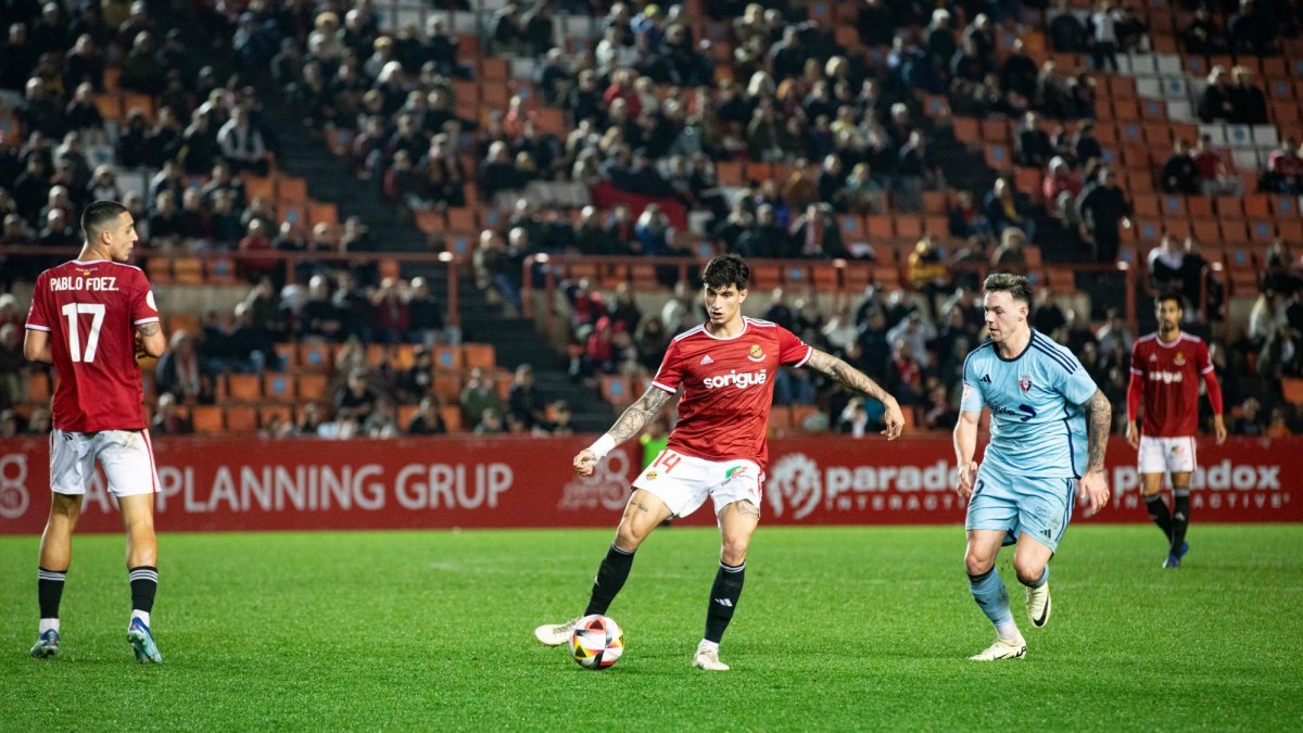 Óscar Sanz en un partido esta temporada en el Nou Estadi.