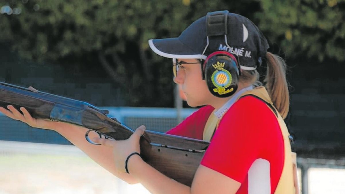 Mar Molné, con 15 años, calibrando un disparo con su inseparable escopeta.