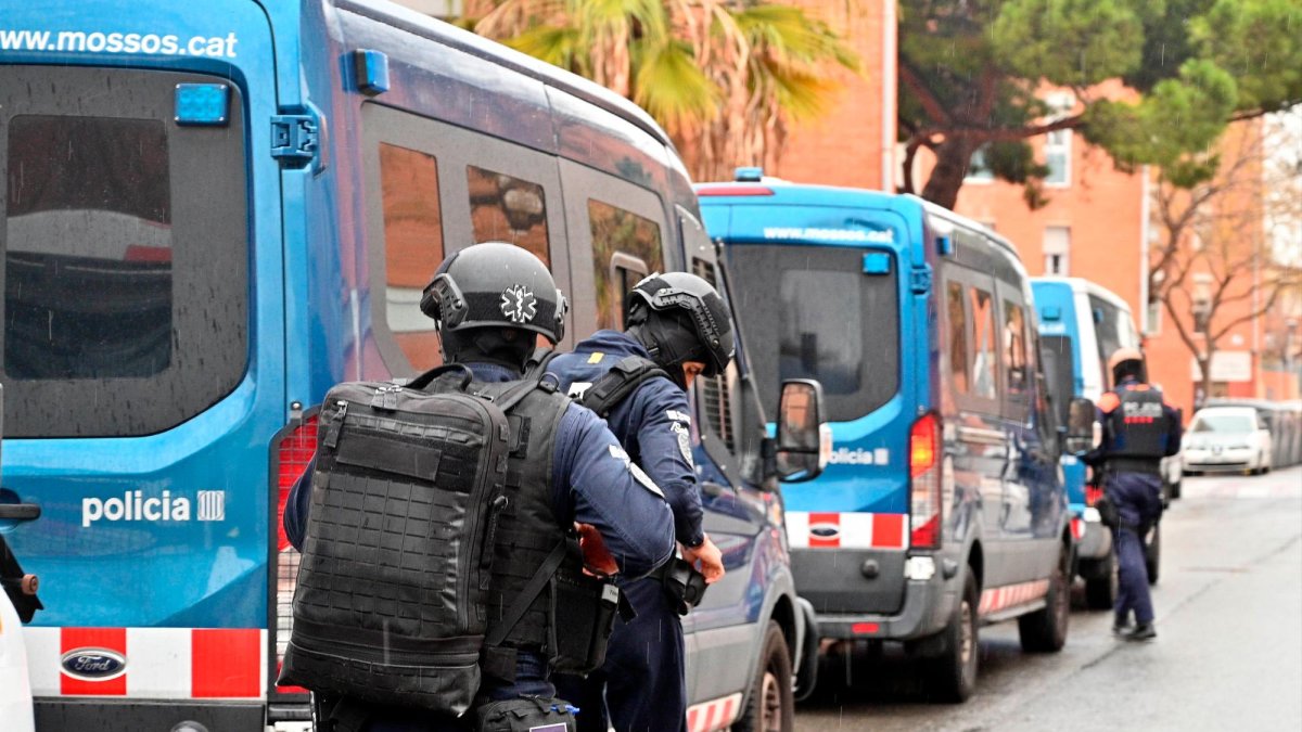 Patrullas de Mossos d’Esquadra tras el tiroteo en Reus de la pasada semana.