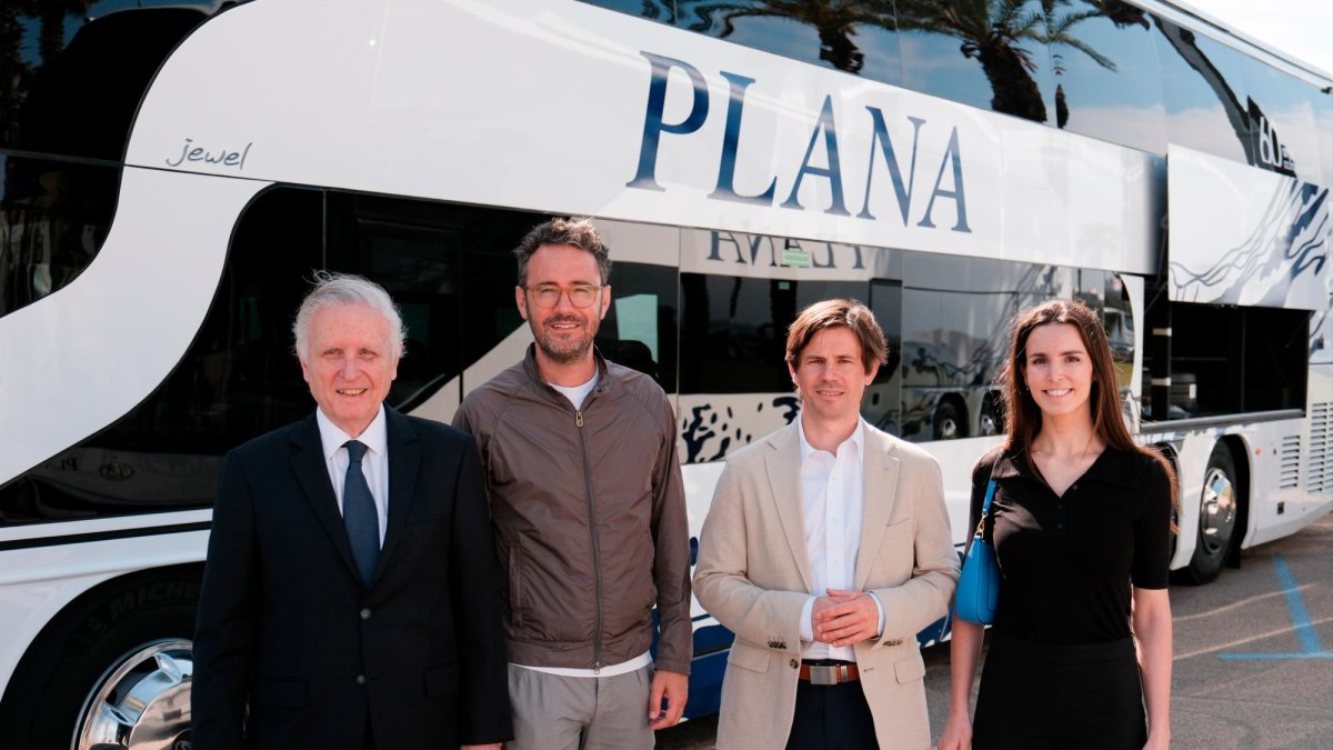Pere Segura, alcalde de Vila-seca junto a Josep Albert Vallcorba, president de Grup Plana, Oriol Martori, director general de Transports i Mobilitat y Gloria Vallcorba, directora adjunta de Grup Plana.