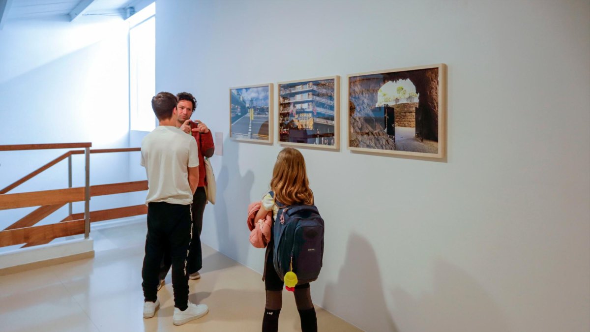 Algunos visitantes frente a la obra de la artista Francele Cocco, ‘Natimorto’.